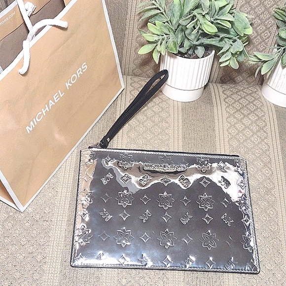 Michael Kors Jet Set Travel Wristlet Clutch in Foil Silver - Picture 16 of 16